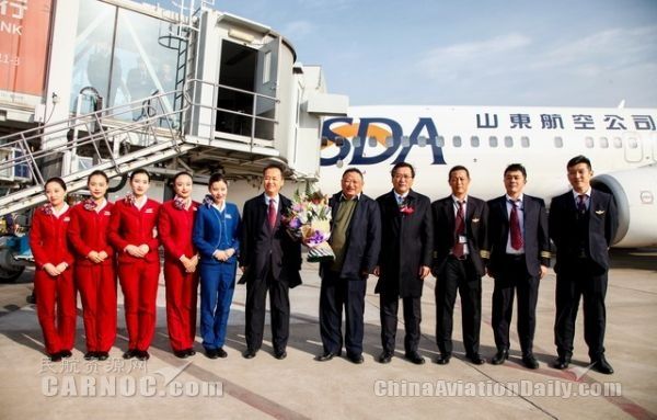 山東航空集團(tuán)有限公司馬崇賢總裁、山東機(jī)場有限公司王衛(wèi)中總經(jīng)理到廊橋懸梯迎接第1000萬名幸運(yùn)旅客 山東航空集團(tuán)有限公司馬崇賢總裁、山東機(jī)場有限公司王衛(wèi)中總經(jīng)理到廊橋懸梯迎接第1000萬名幸運(yùn)旅客